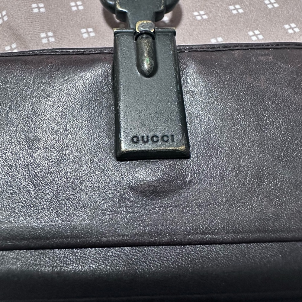 GUCCI WALET …..USED BUT STILL IN GREAT SHAPE…..